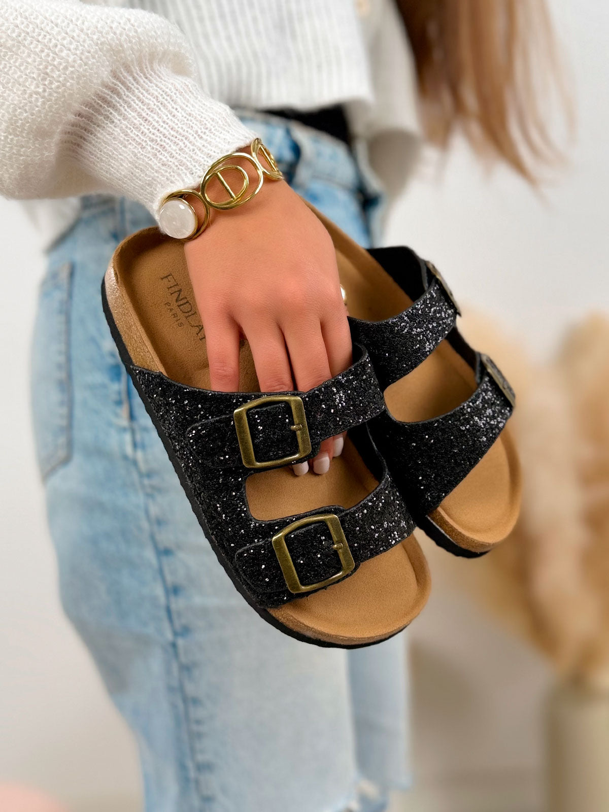Mule femme noire élégante à doubles brides pailletées et boucles dorées