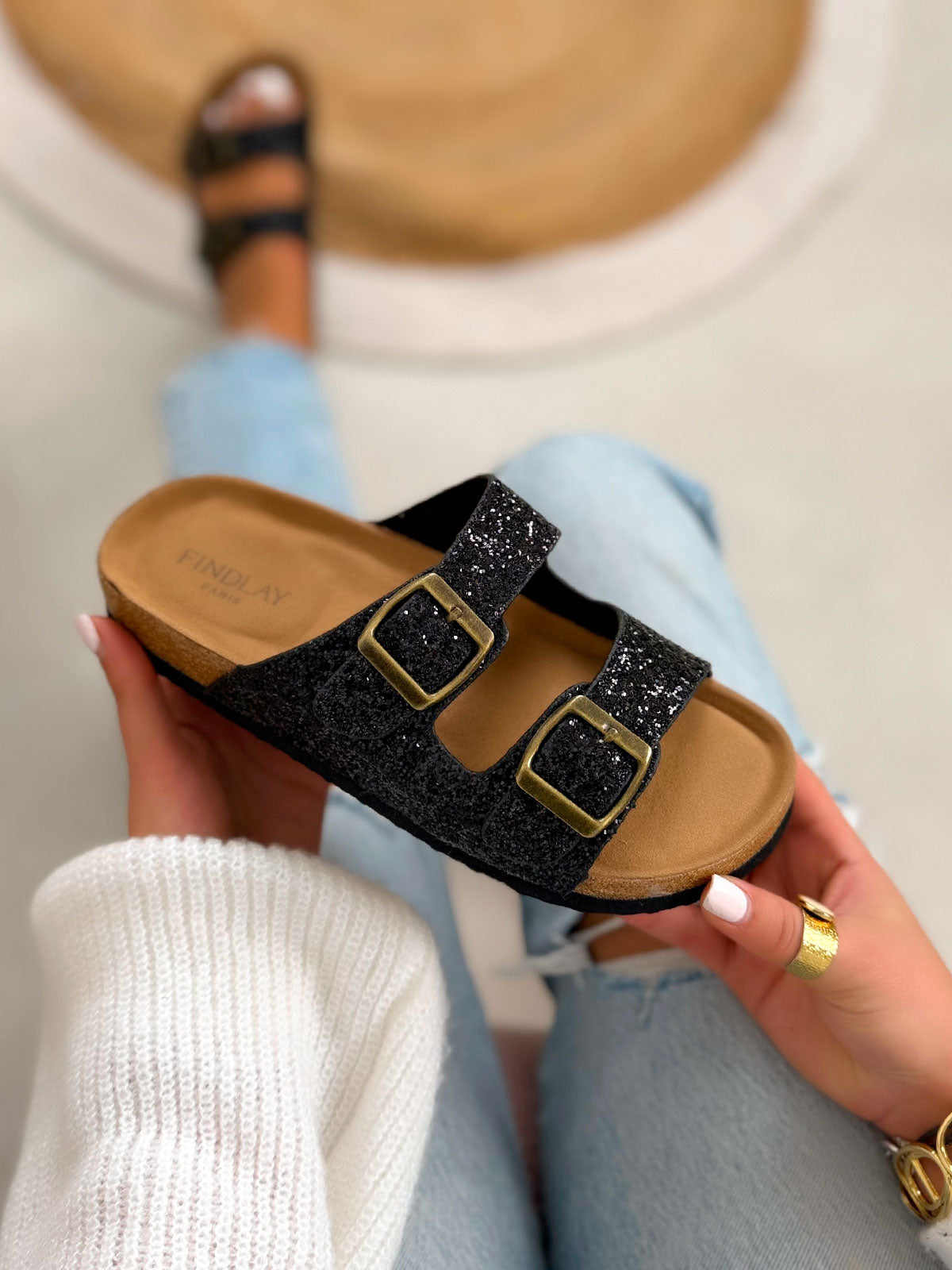 Mule femme noire élégante à doubles brides pailletées et boucles dorées