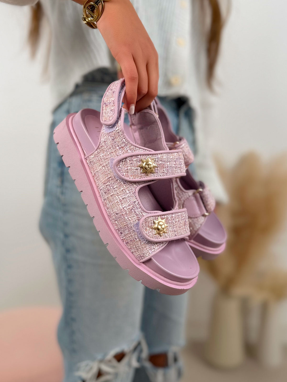Nu-pieds femme lilas tendance en tweed avec scratchs ajustables et détails soleil doré