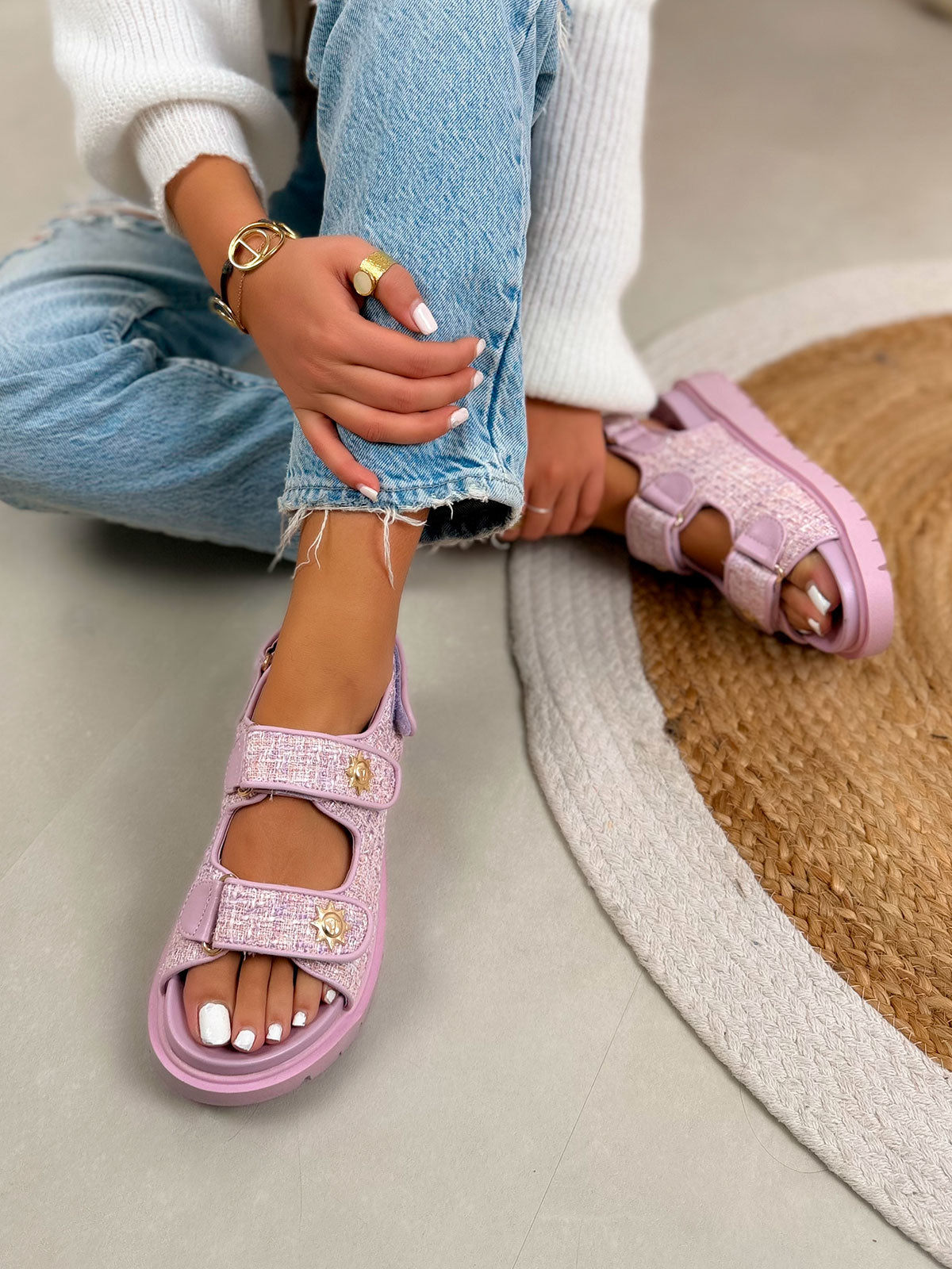 Nu-pieds femme lilas tendance en tweed avec scratchs ajustables et détails soleil doré