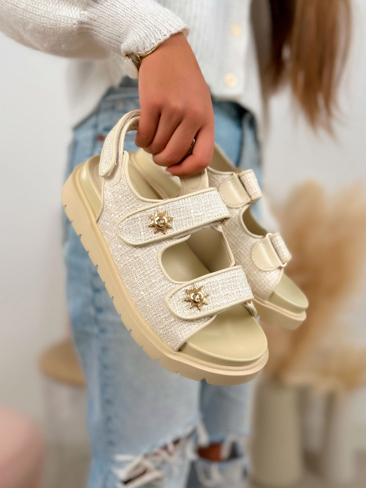 Nu-pieds femme beige tendance en tweed avec scratchs ajustables et détails soleil doré