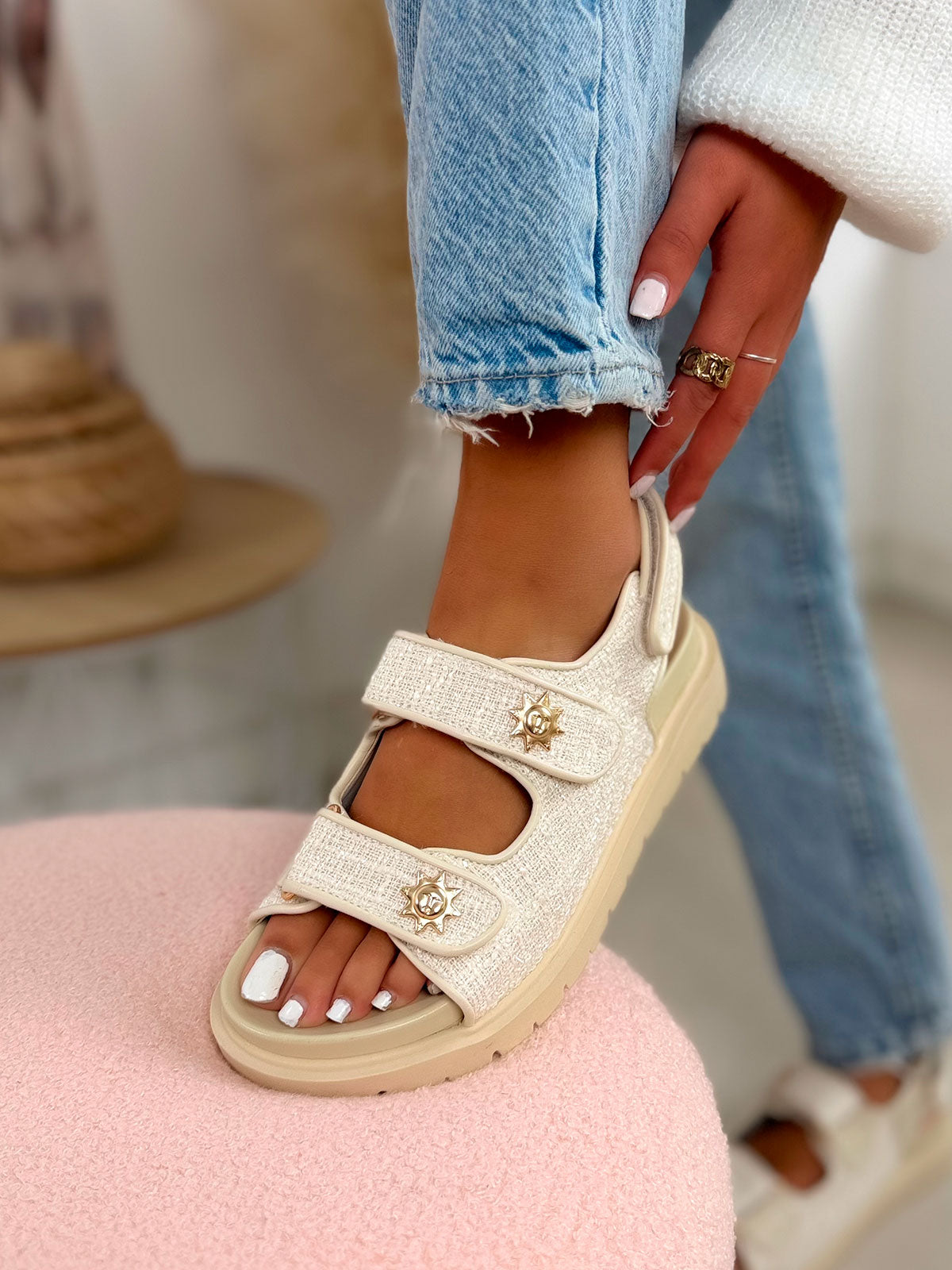 Nu-pieds femme beige tendance en tweed avec scratchs ajustables et détails soleil doré