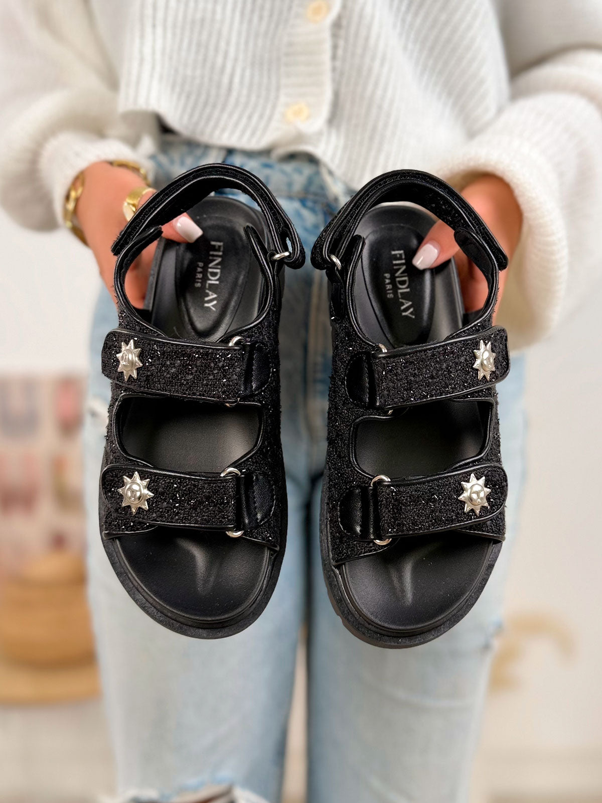 Nu-pieds femme noirs tendance en tweed avec scratchs ajustables et détails soleil doré