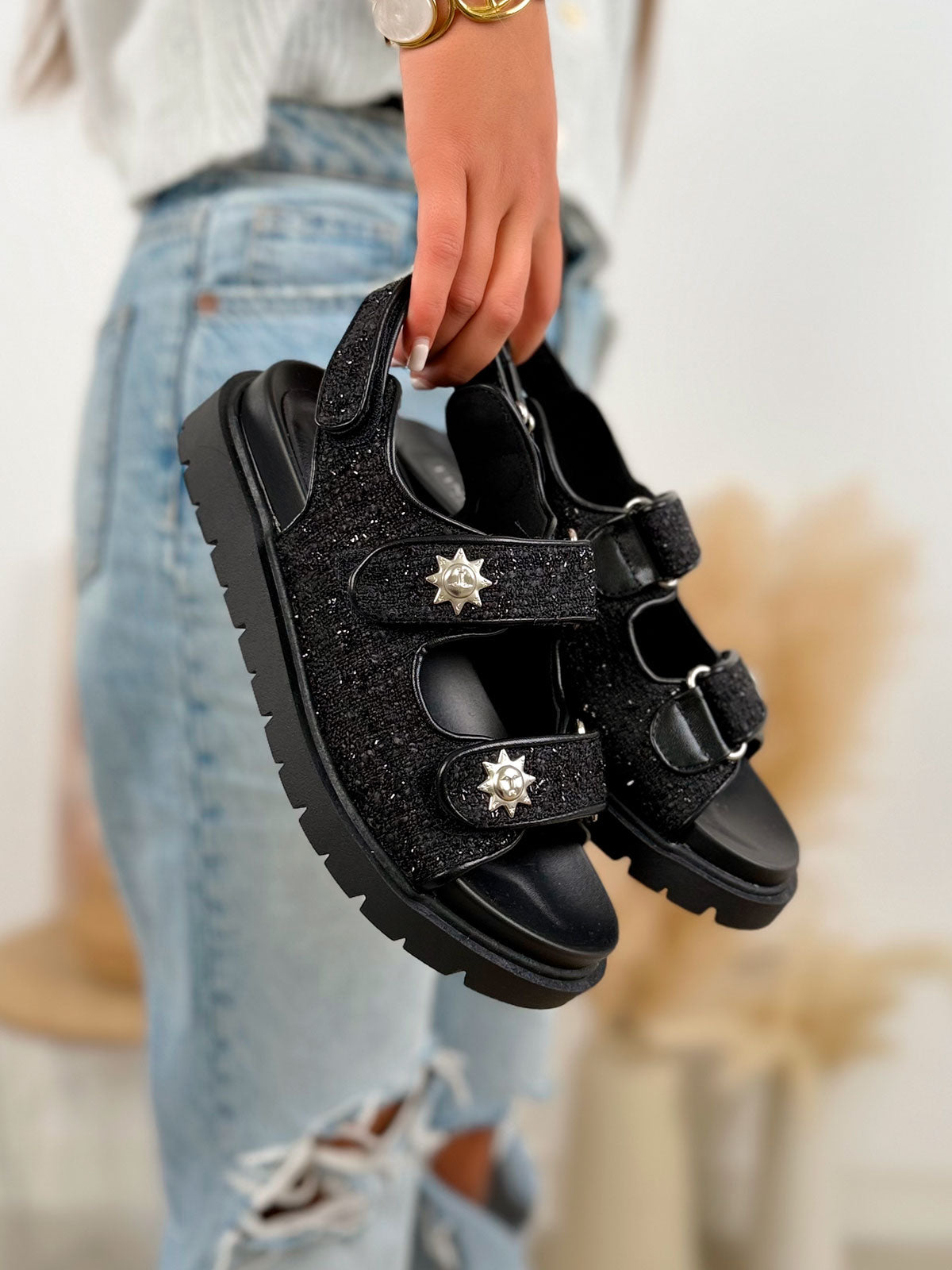Nu-pieds femme noirs tendance en tweed avec scratchs ajustables et détails soleil doré