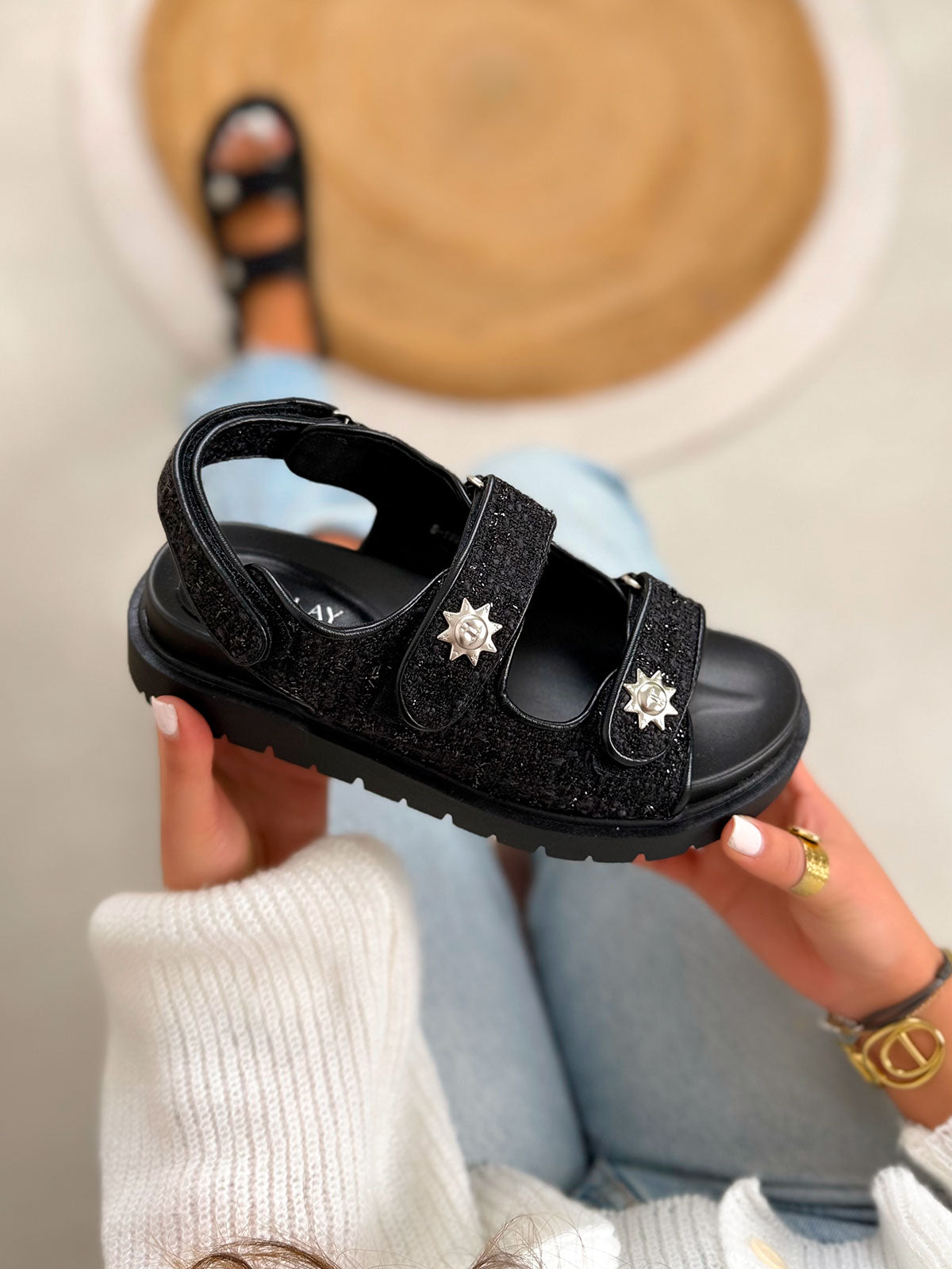 Nu-pieds femme noirs tendance en tweed avec scratchs ajustables et détails soleil doré