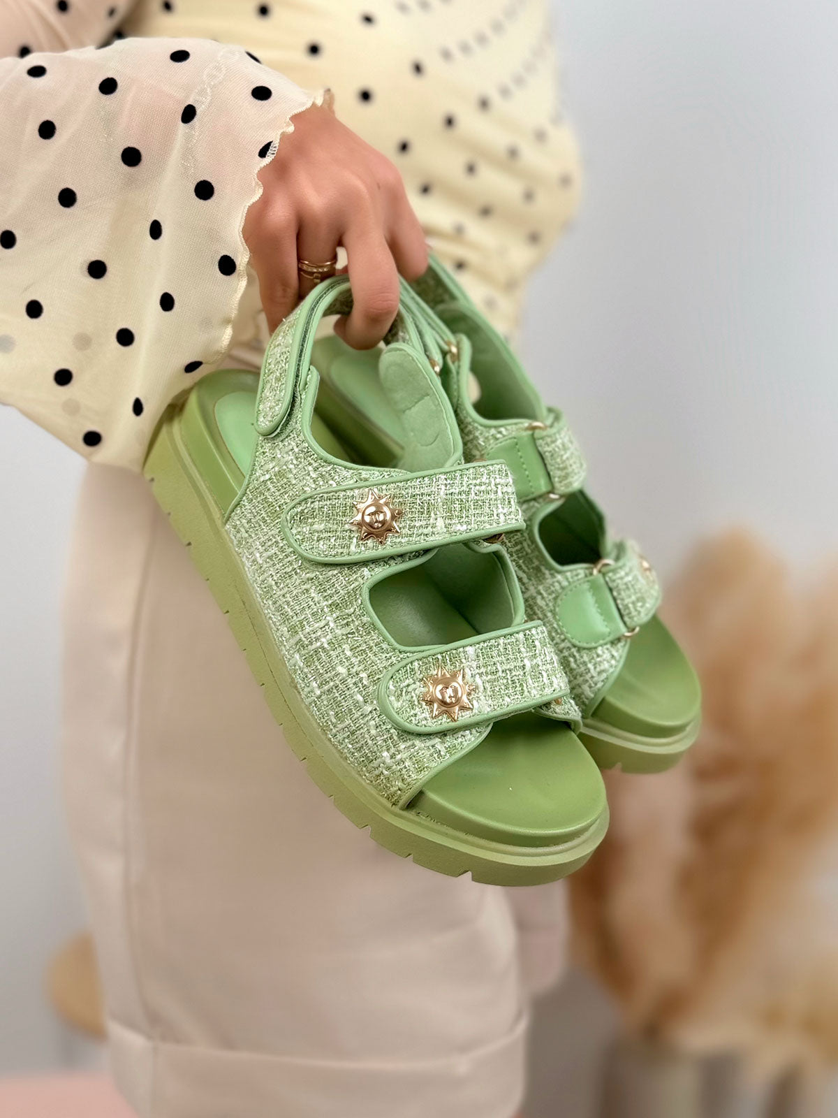 Nu-pieds femme vert pastel tendance en tweed avec scratchs ajustables et détails soleil doré