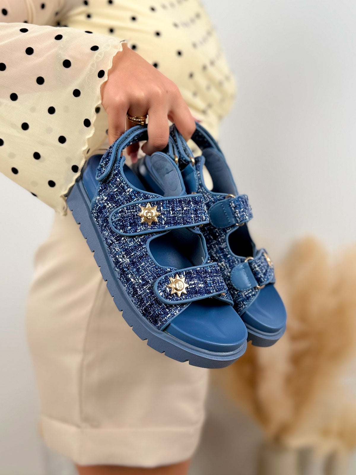 Nu-pieds femme bleu tendance en tweed avec scratchs ajustables et détails soleil doré