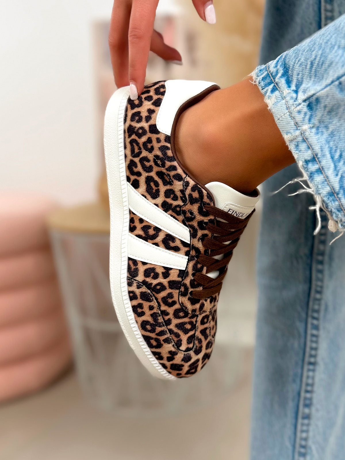 Baskets femme marron tendance à motif léopard avec bandes blanches et semelle plate