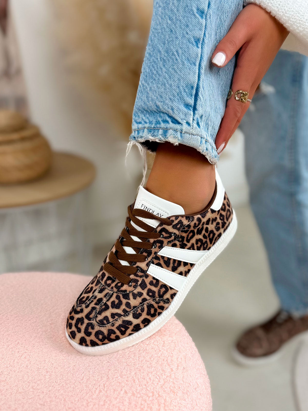 Baskets femme marron tendance à motif léopard avec bandes blanches et semelle plate