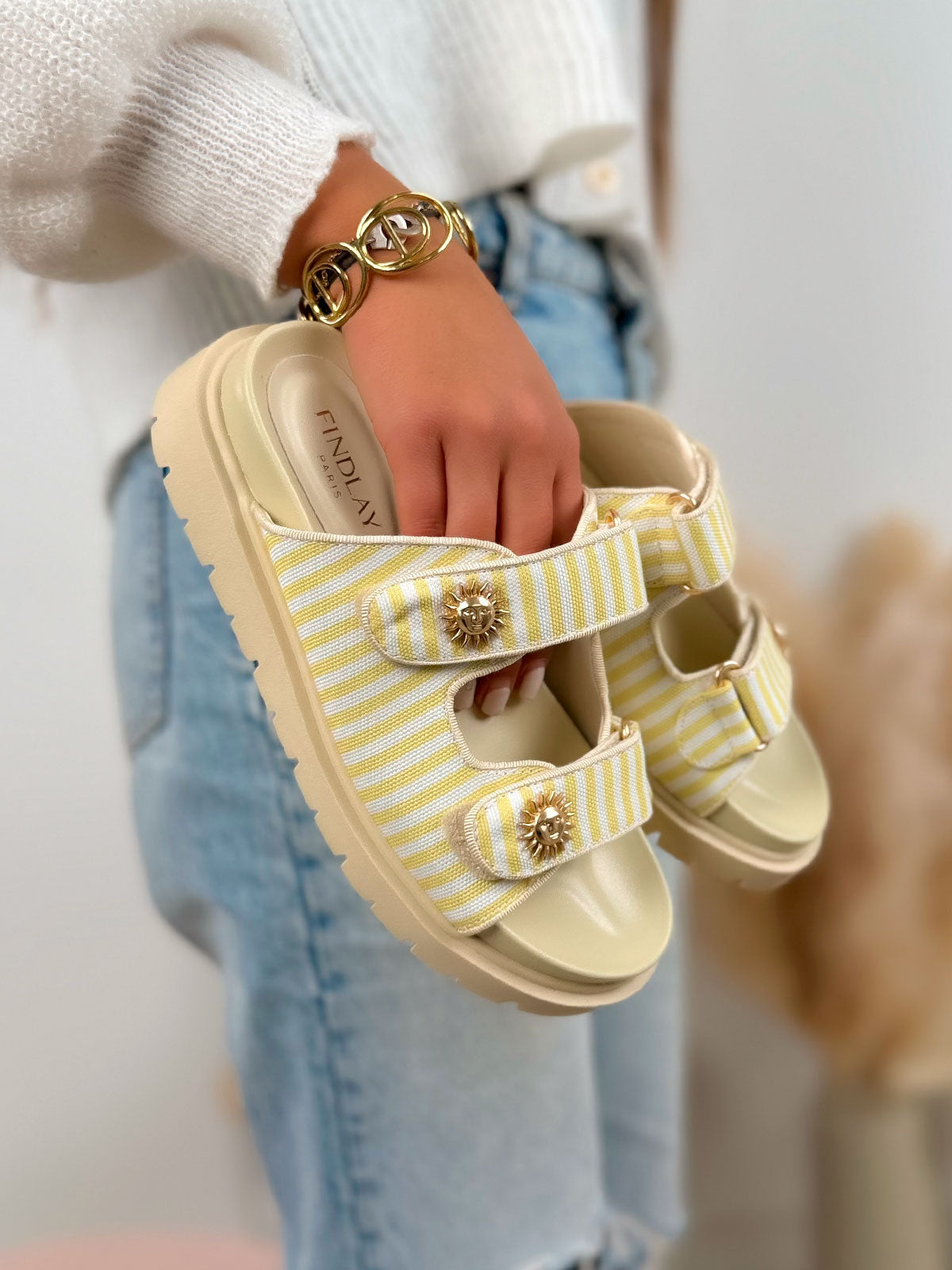 Mules femme beiges élégantes à rayures jaunes avec scratch et détails soleil doré
