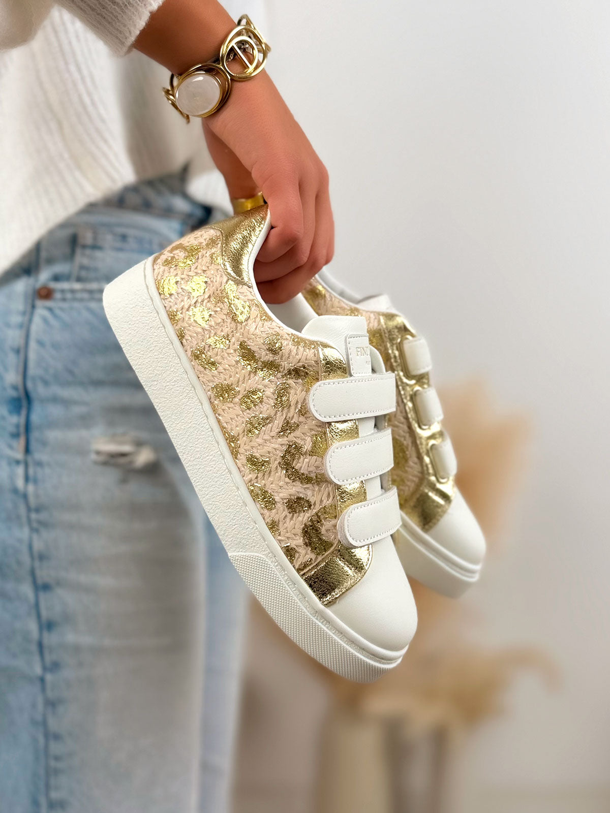 Basket femme blanche élégante à scratchs avec détails dorés et empiècement tissé