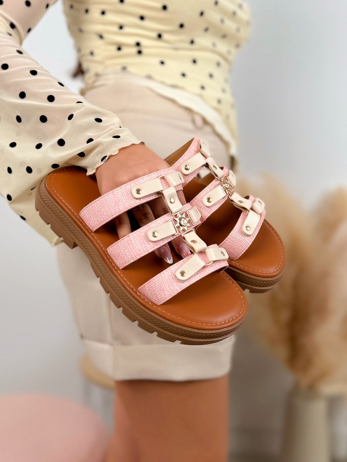 Mule femme roses triple brides avec clous dorés en tweed avec bijou soleil, semelle crantée