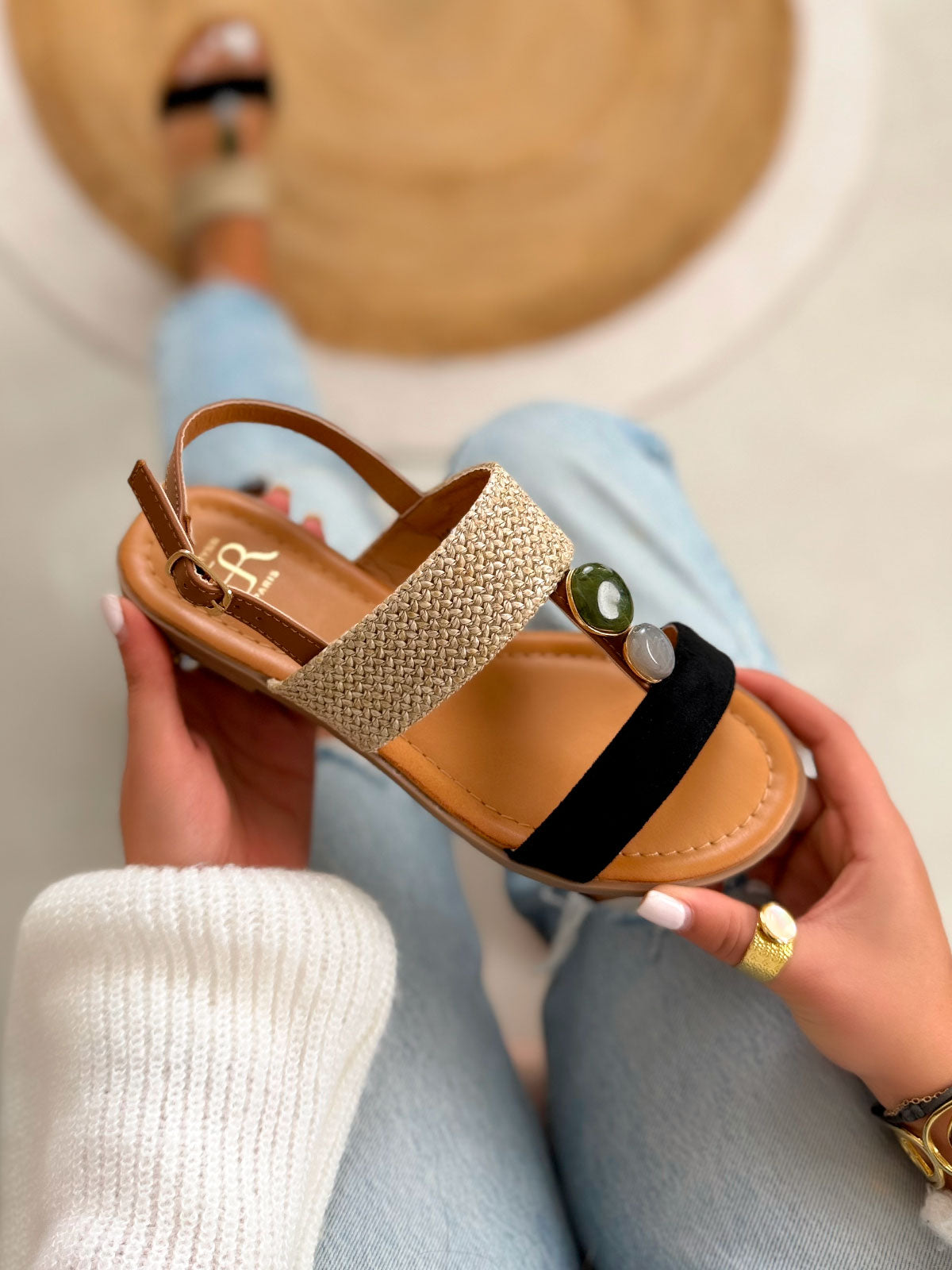Nu-pieds femme noirs bohèmes à brides avec détail osier et perles élégantes