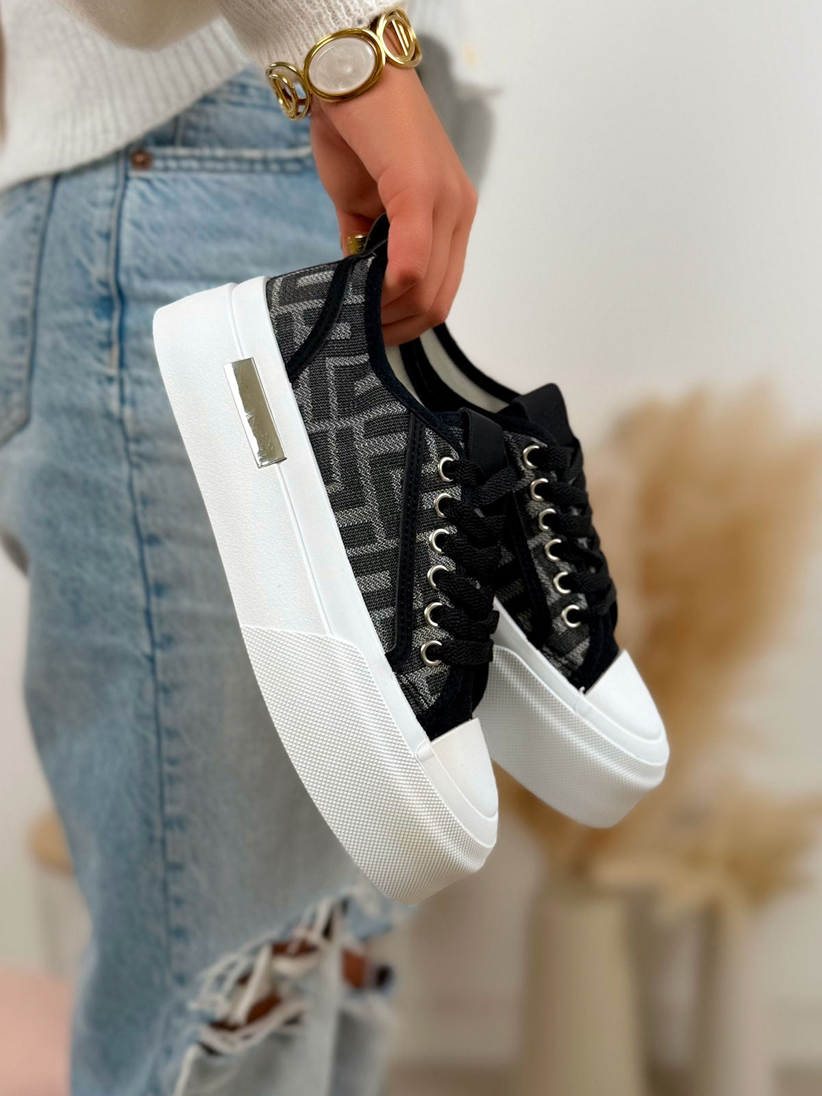 Basket femme noire tendance à motif toile avec plateforme blanche et détail argenté