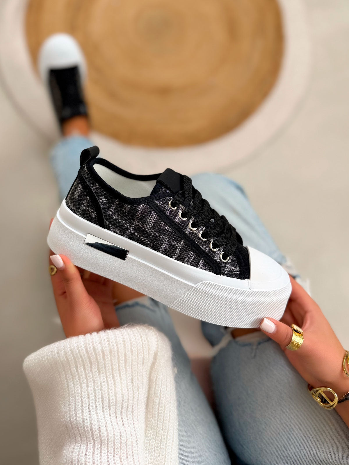 Basket femme noire tendance à motif toile avec plateforme blanche et détail argenté