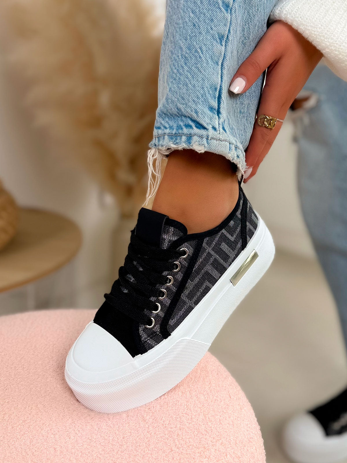 Basket femme noire tendance à motif toile avec plateforme blanche et détail argenté