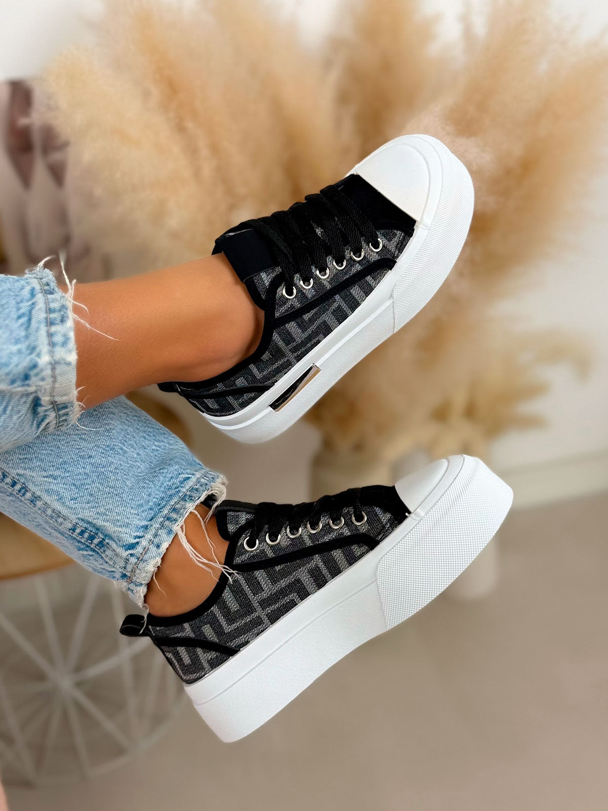 Basket femme noire tendance à motif toile avec plateforme blanche et détail argenté