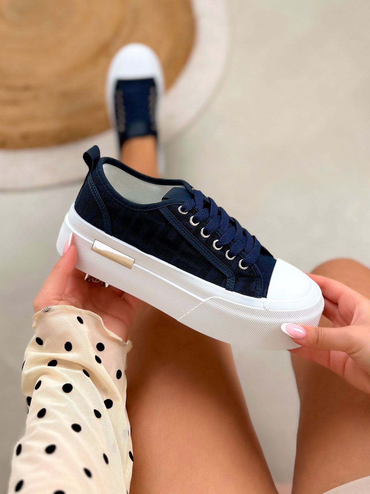 Basket femme bleu marine tendance à motif toile avec plateforme blanche et détail argenté