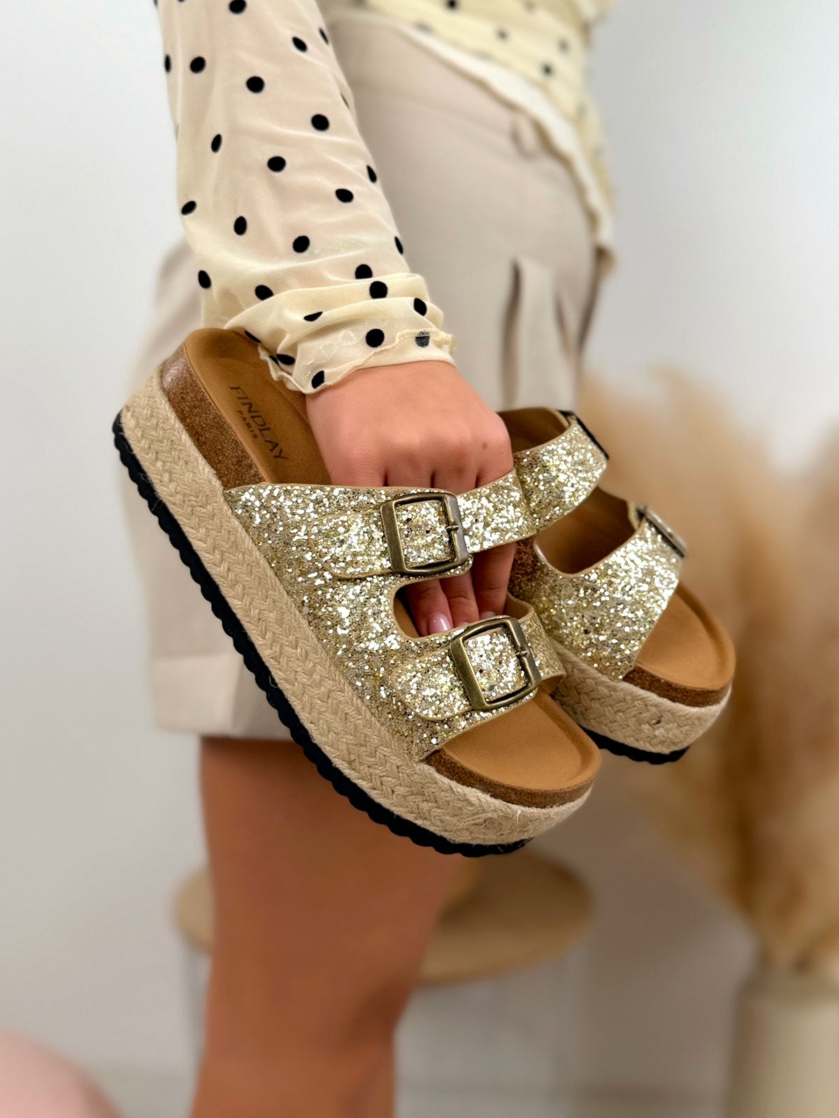 Mule femme dorée pailletée tendance à double brides avec boucles et semelle effet osier