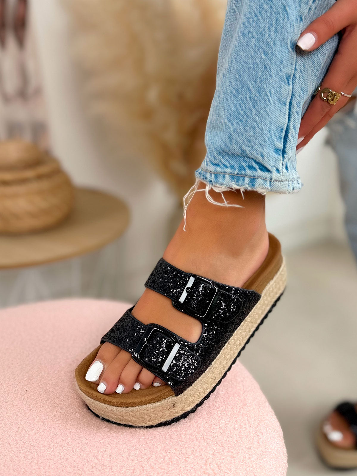 Mule femme noire pailletée tendance à double brides avec boucles et semelle effet osier