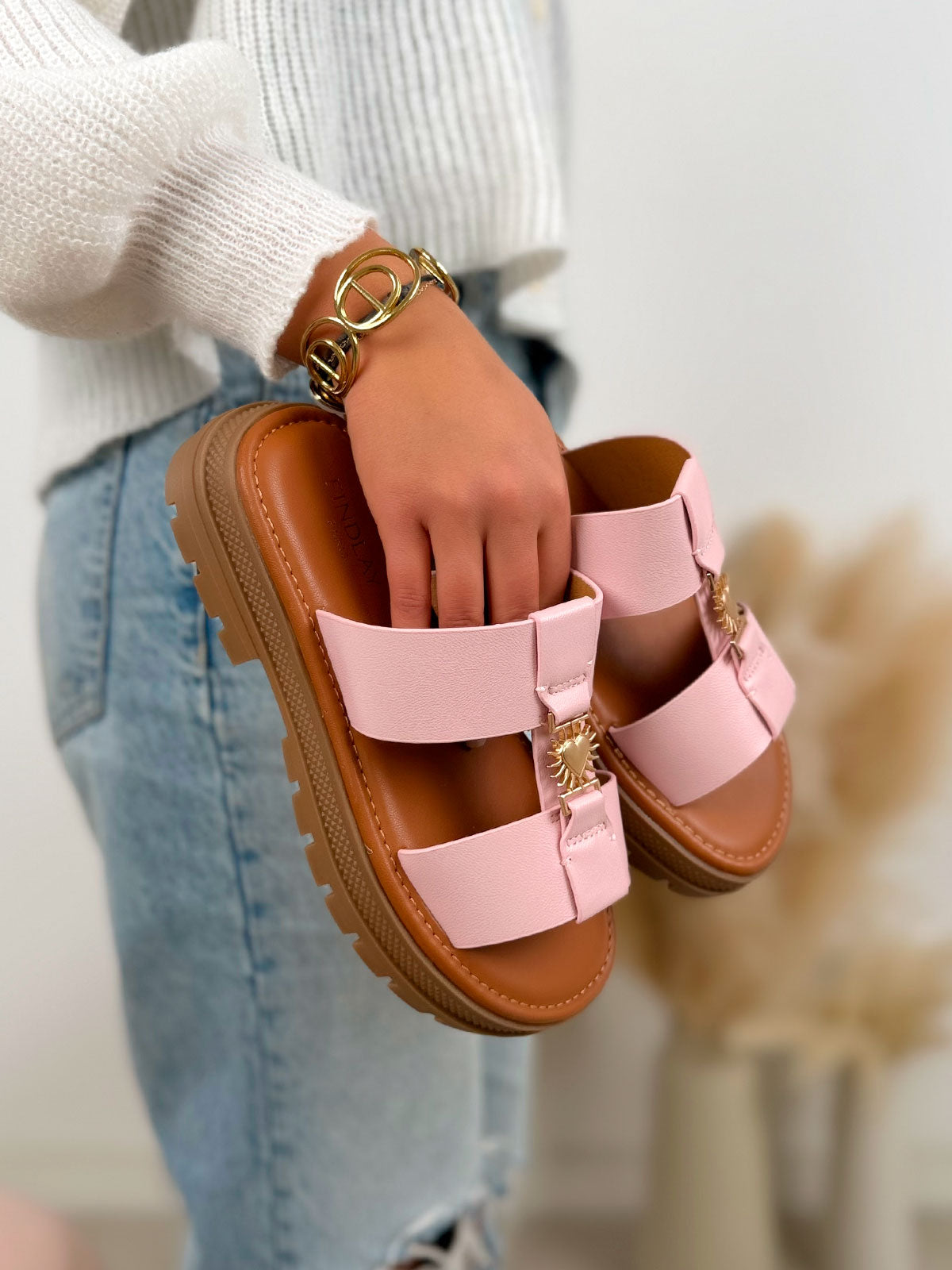 Mule femme camel tendance à brides roses avec cœur doré et semelle crantée