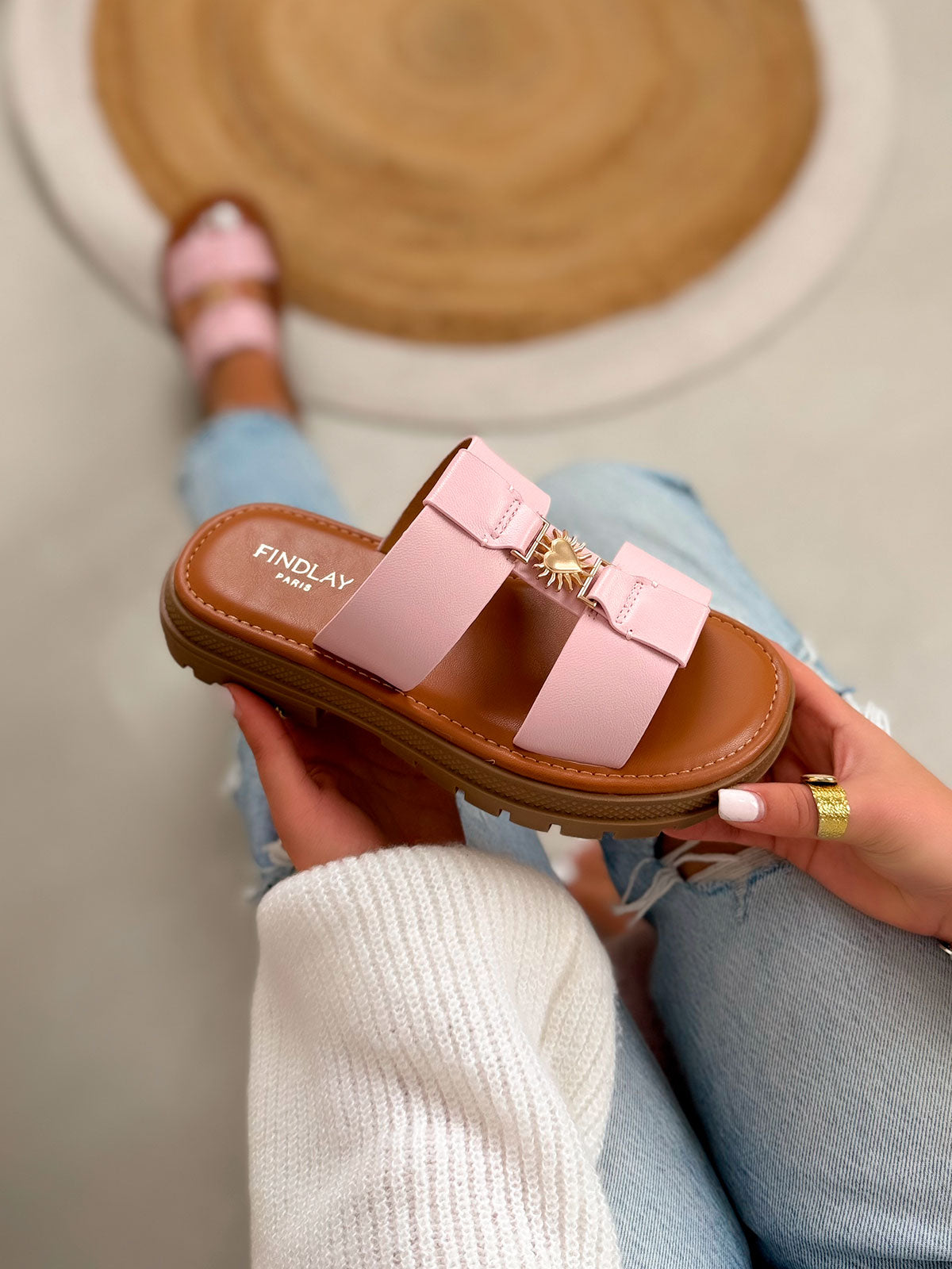 Mule femme camel tendance à brides roses avec cœur doré et semelle crantée