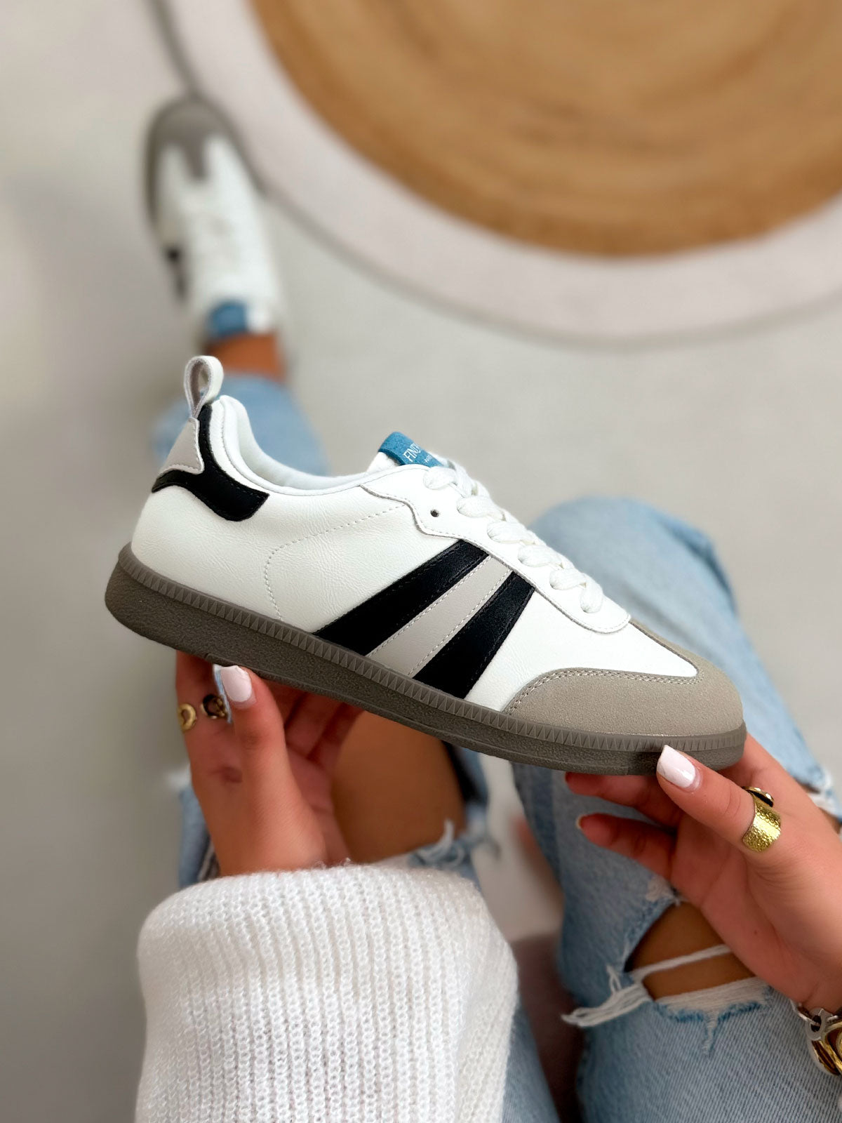 Basket femme blanche tendance à bandes noires et empiècements gris