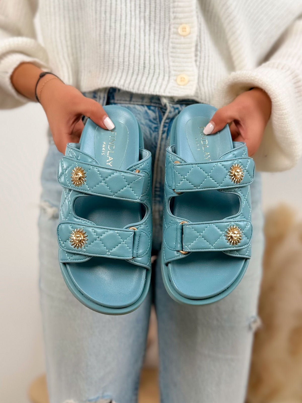 Mule femme bleue tendance matelassée à scratch avec détails soleil doré