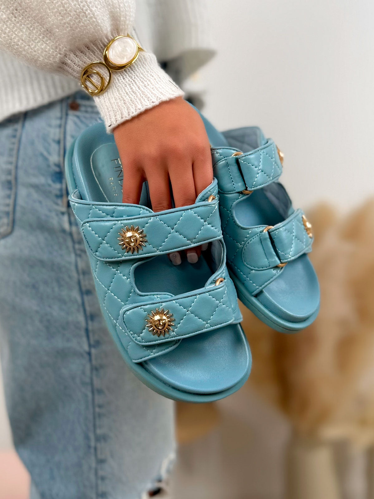 Mule femme bleue tendance matelassée à scratch avec détails soleil doré