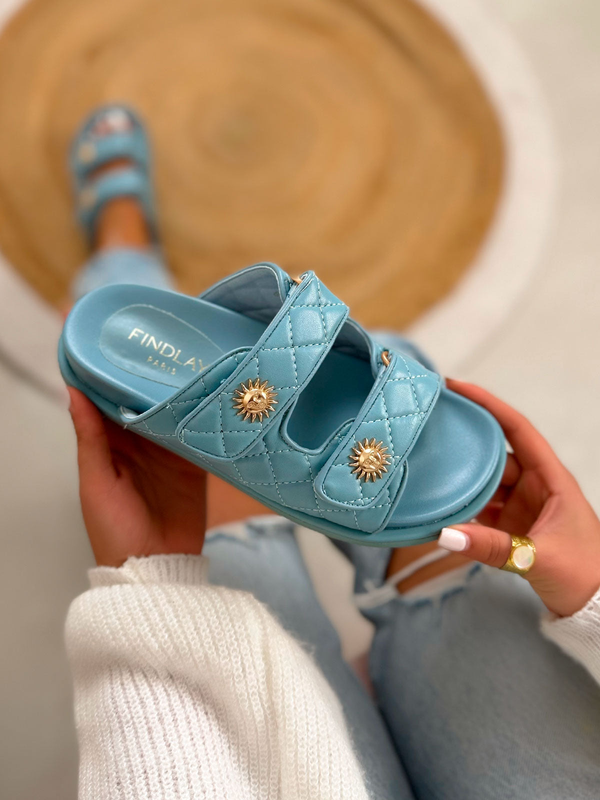 Mule femme bleue tendance matelassée à scratch avec détails soleil doré