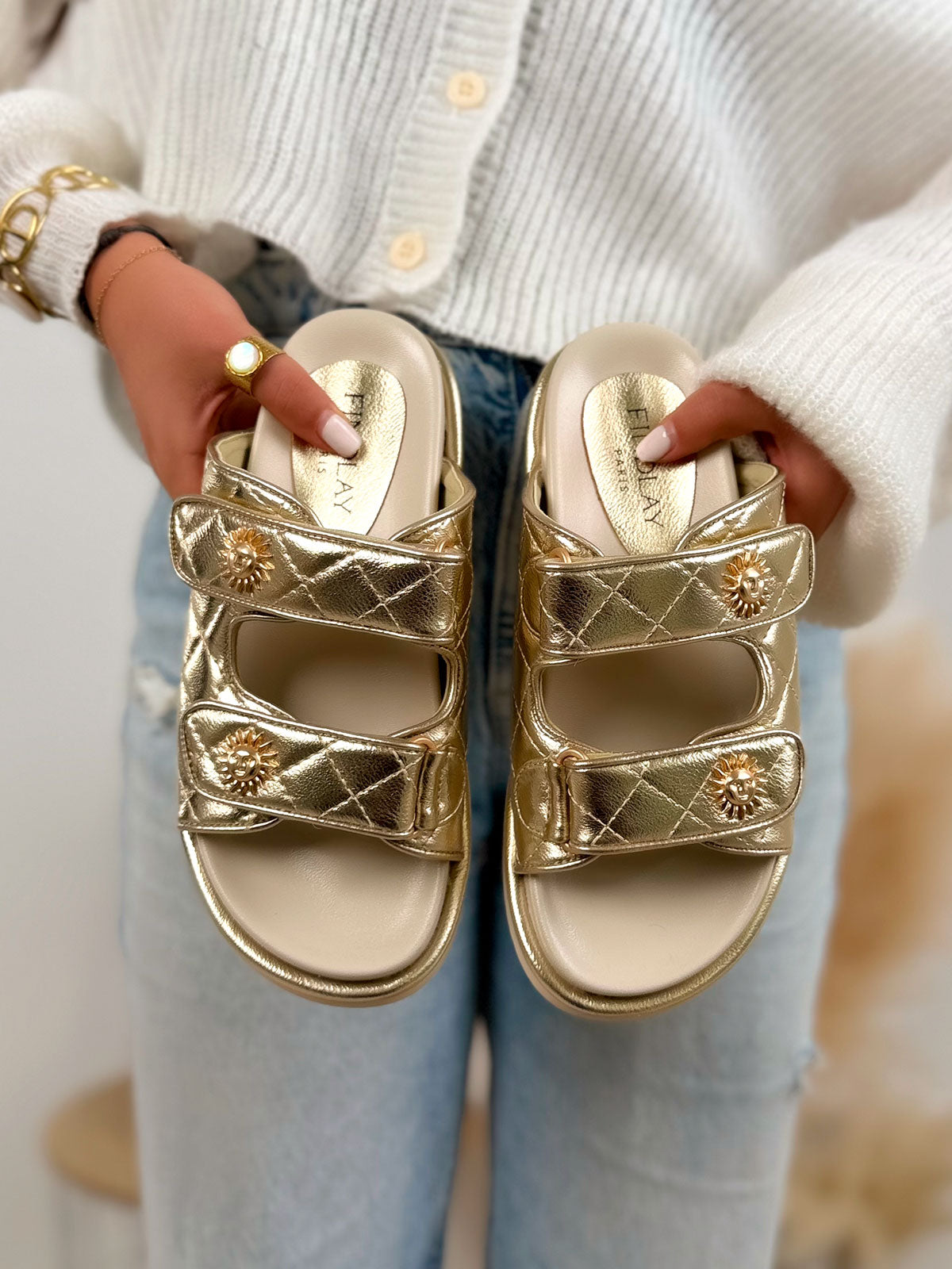 Mule femme dorée tendance matelassée à scratch avec détails soleil