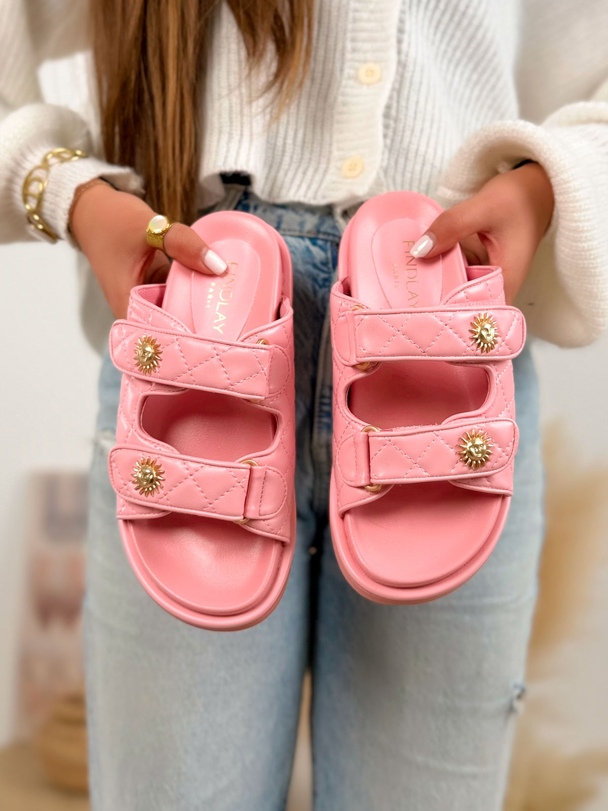 Mule femme rose tendance matelassée à scratch avec détails soleil doré