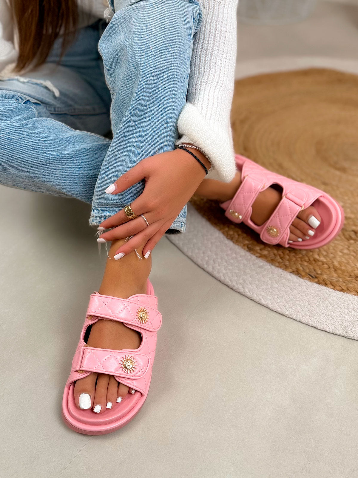 Mule femme rose tendance matelassée à scratch avec détails soleil doré