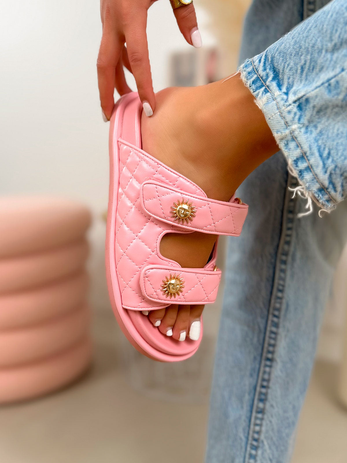 Mule femme rose tendance matelassée à scratch avec détails soleil doré