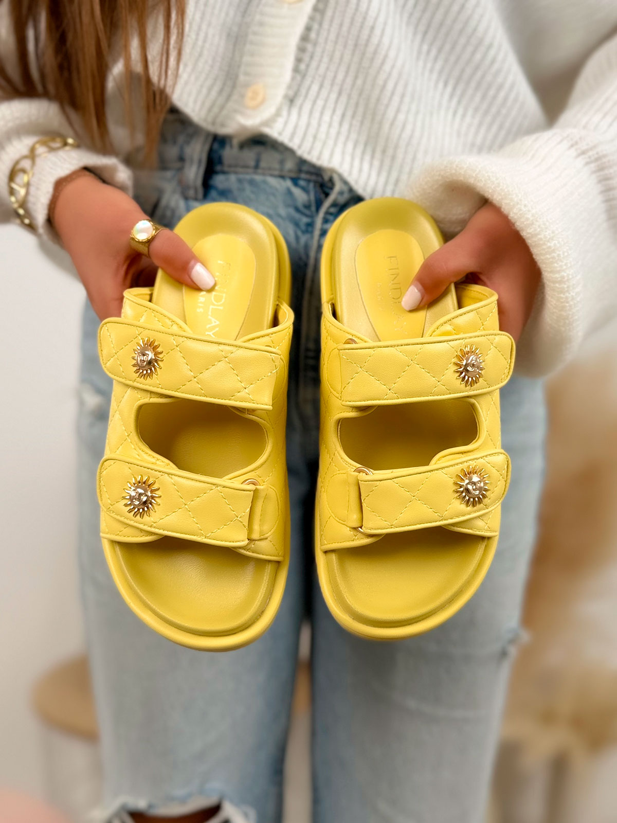 Mule femme jaune tendance matelassée à scratch avec détails soleil doré