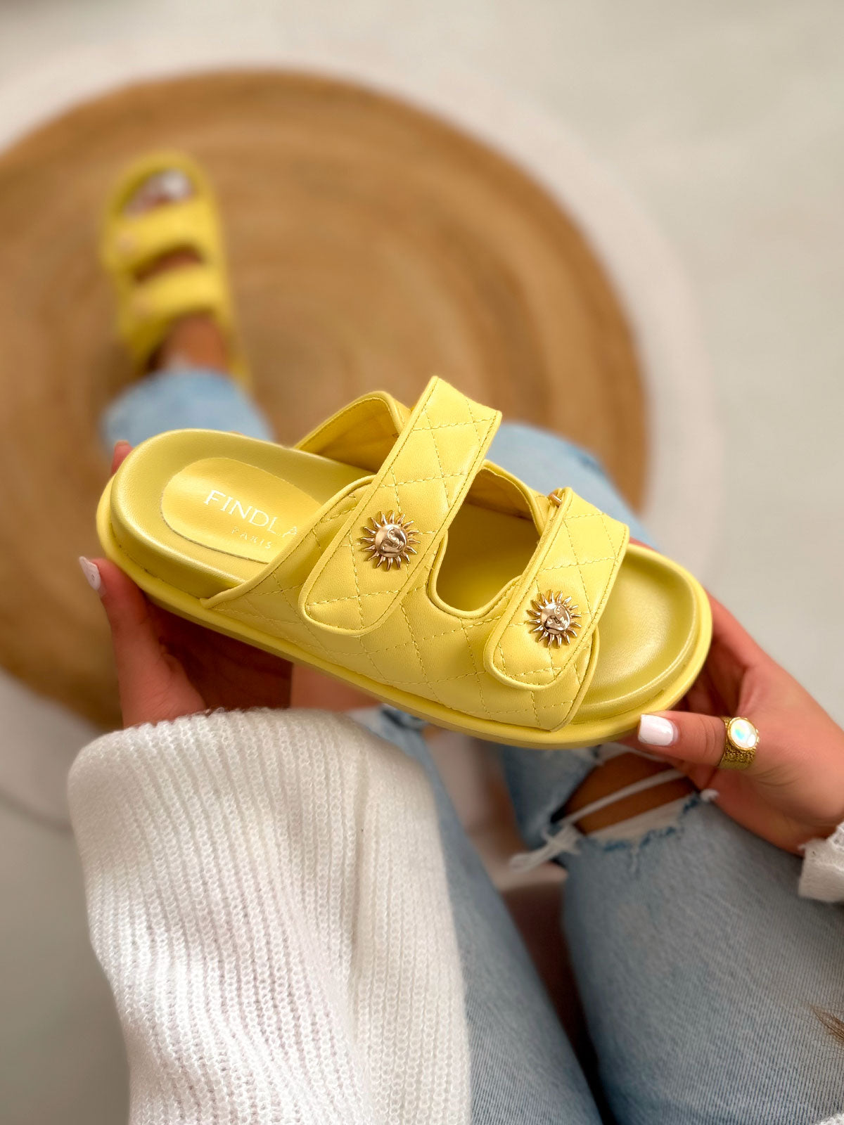 Mule femme jaune tendance matelassée à scratch avec détails soleil doré