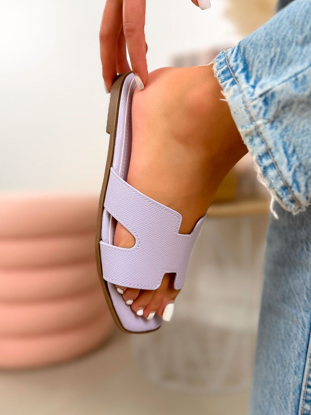 Mule femme violette pastel tendance plate à brides en H minimaliste