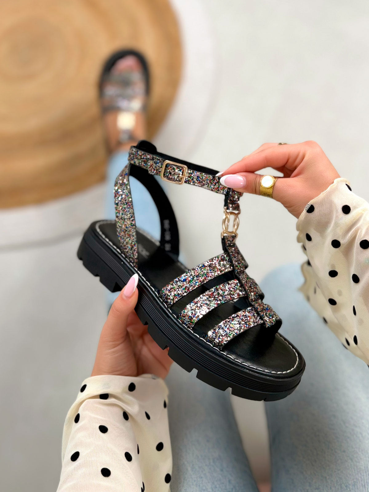 Nu-pieds femme noirs tendance à paillettes multicolores et bijou doré