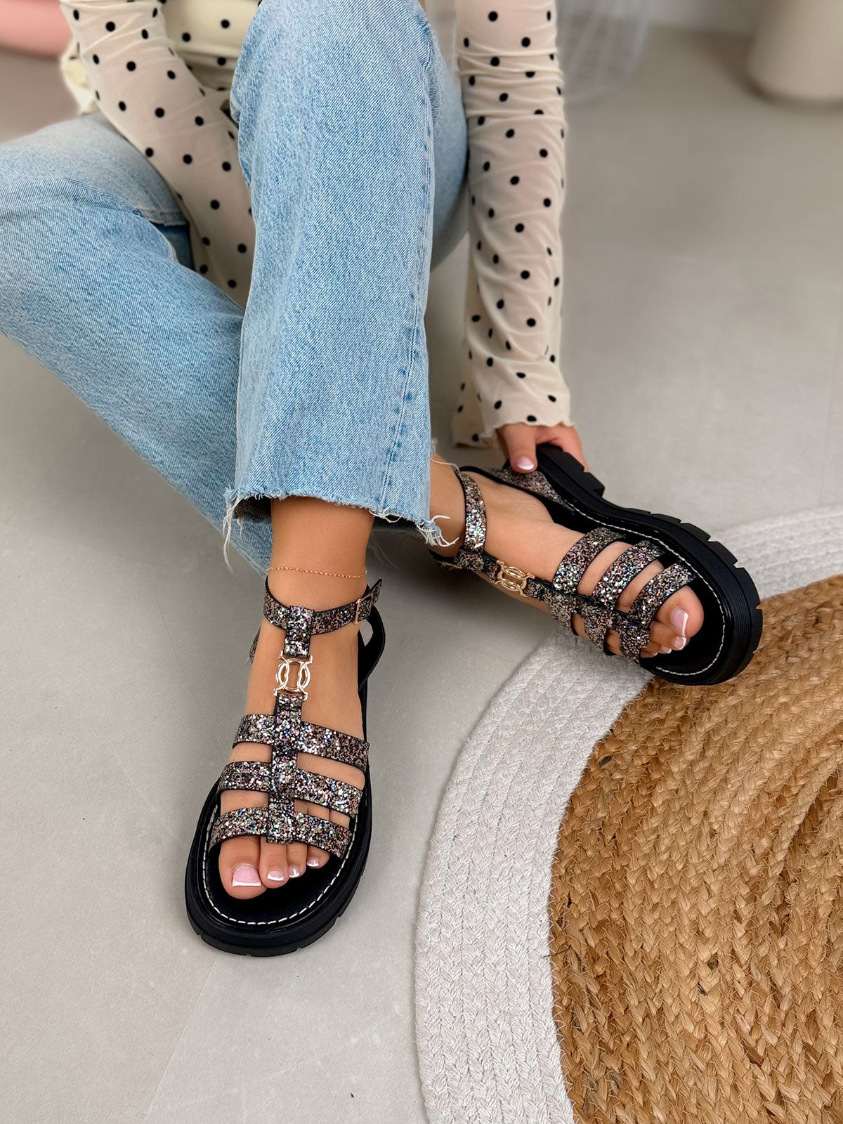 Nu-pieds femme noirs tendance à paillettes multicolores et bijou doré