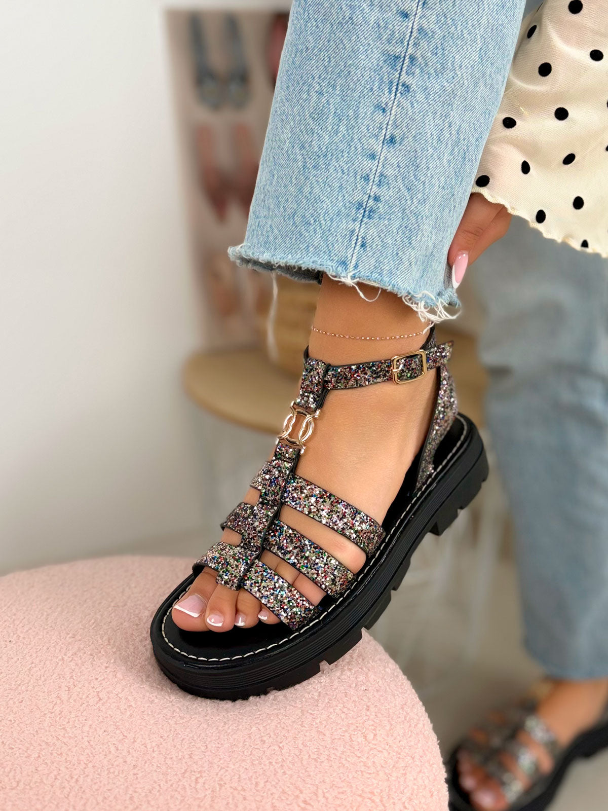 Nu-pieds femme noirs tendance à paillettes multicolores et bijou doré