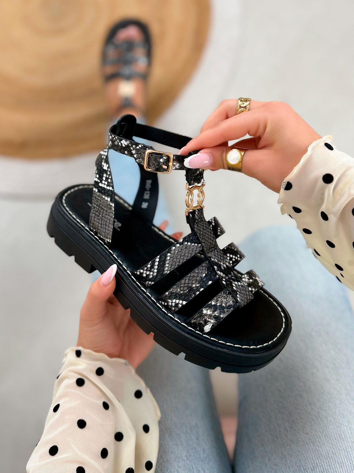 Nu-pieds femme noirs effet croco élégants avec triple bride et bijou doré