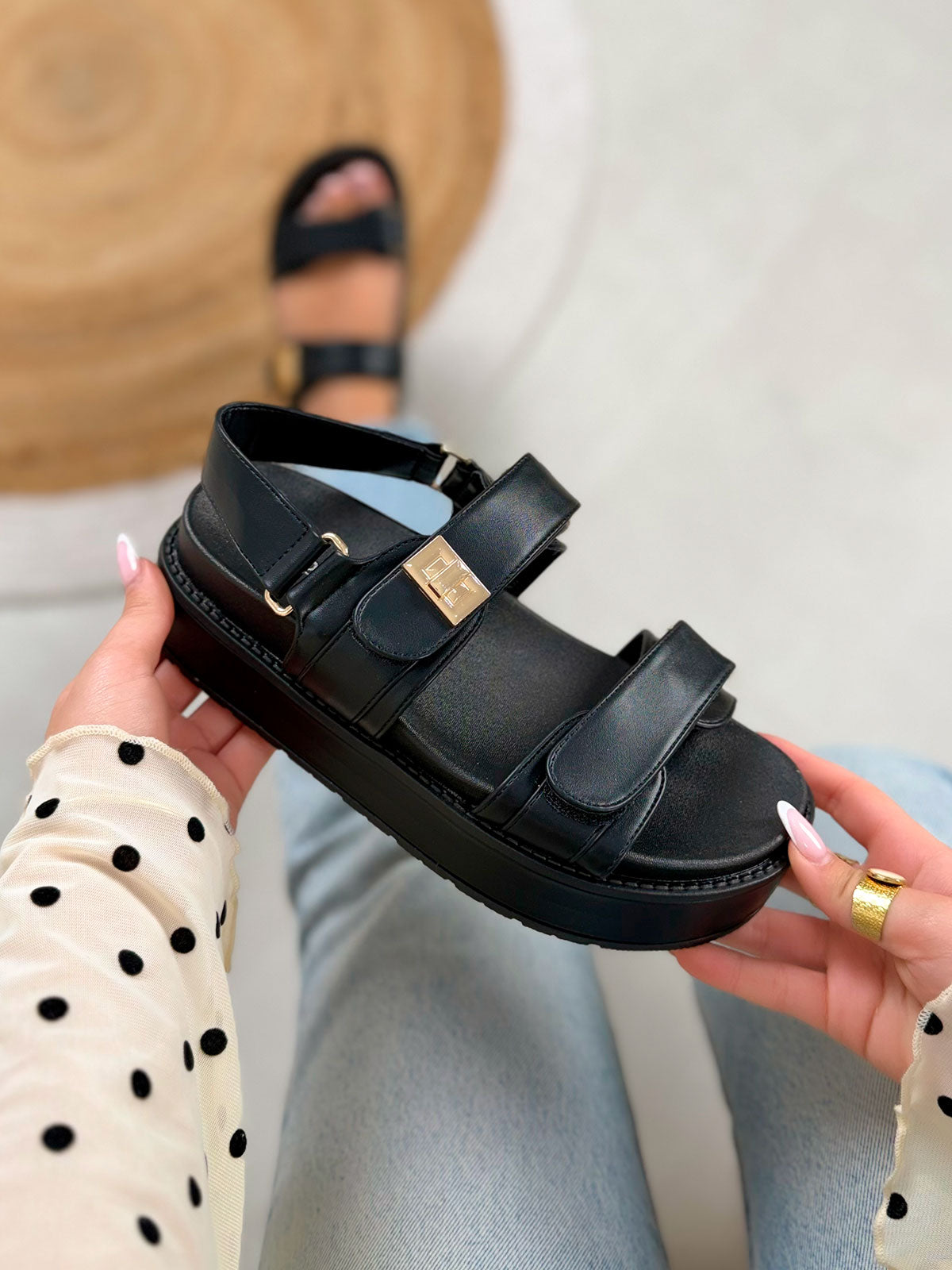 Nu-pieds femme noirs tendance à plateforme épaisse avec doubles scratchs dorés
