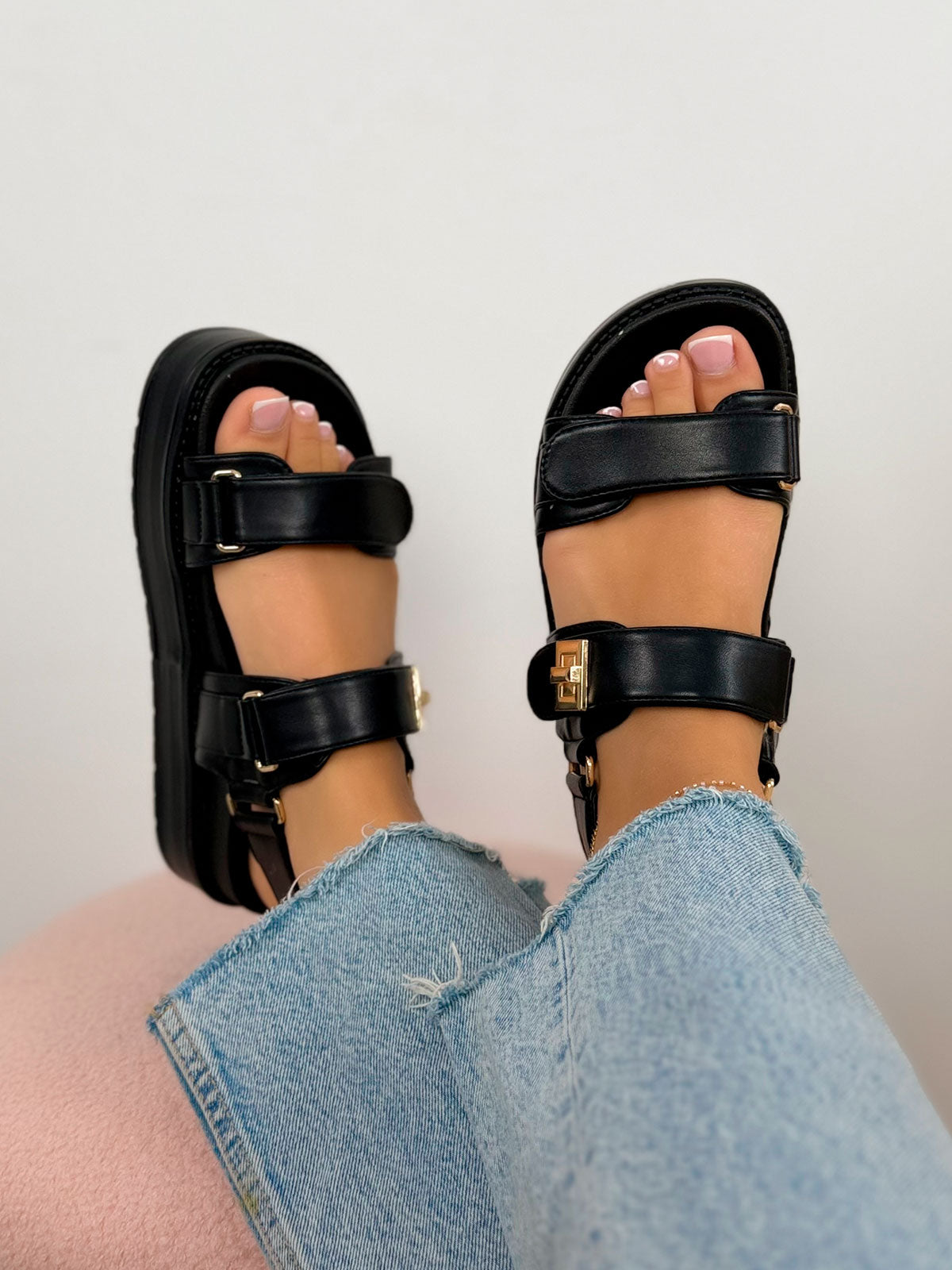 Nu-pieds femme noirs tendance à plateforme épaisse avec doubles scratchs dorés