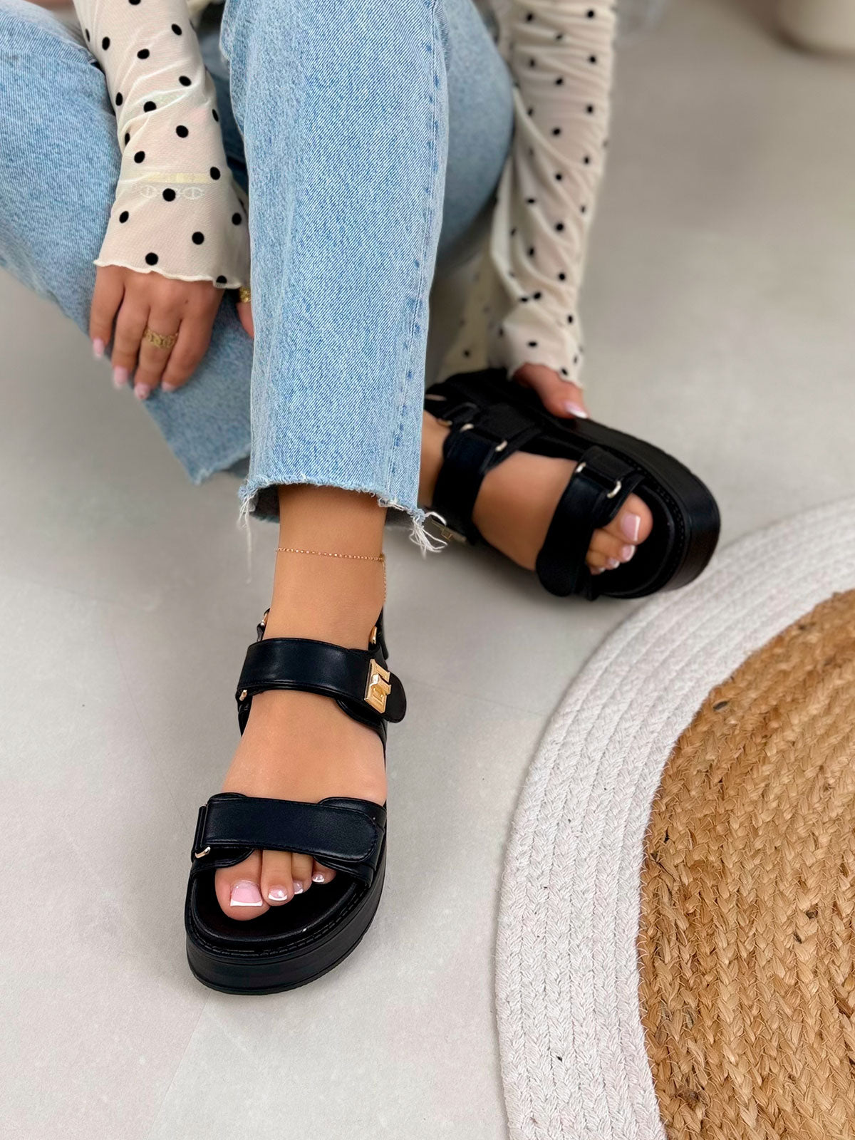 Nu-pieds femme noirs tendance à plateforme épaisse avec doubles scratchs dorés