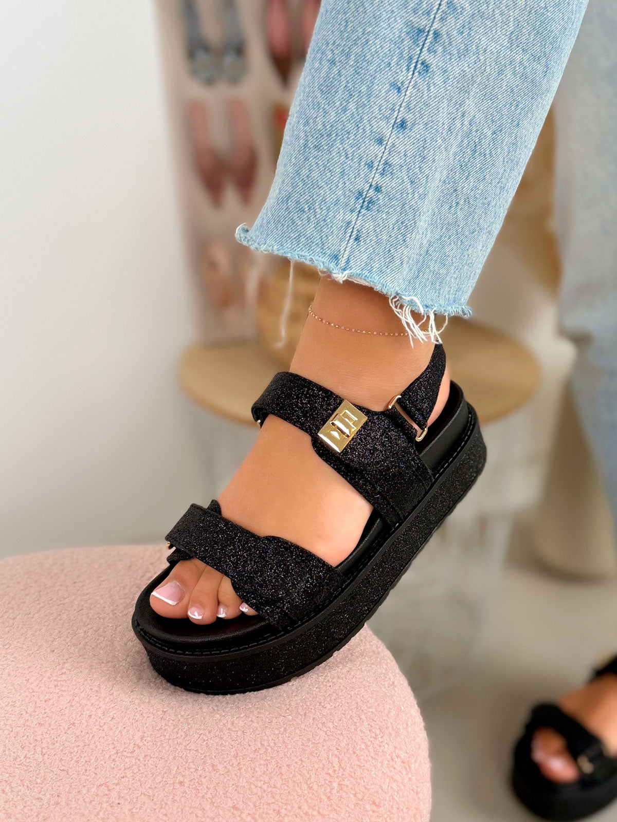 Nu-pieds femme noirs à paillettes tendance avec plateforme épaisse et scratchs dorés
