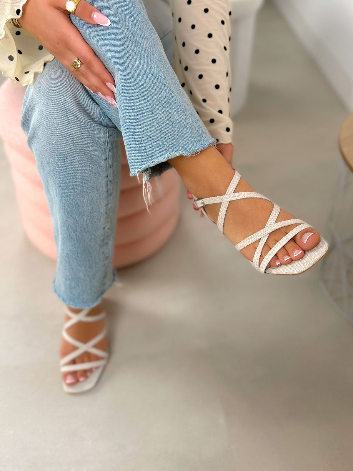 Sandales femme beiges élégantes à brides croisées et talon carré tendance