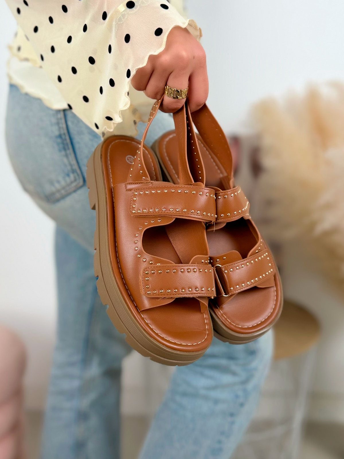 Nu-pieds femme camel tendance à scratchs cloutés et semelle crantée