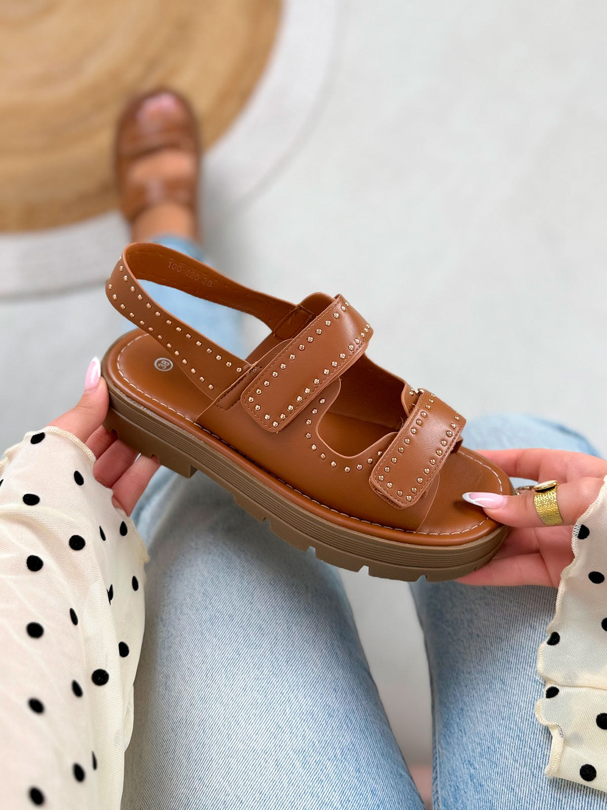 Nu-pieds femme camel tendance à scratchs cloutés et semelle crantée