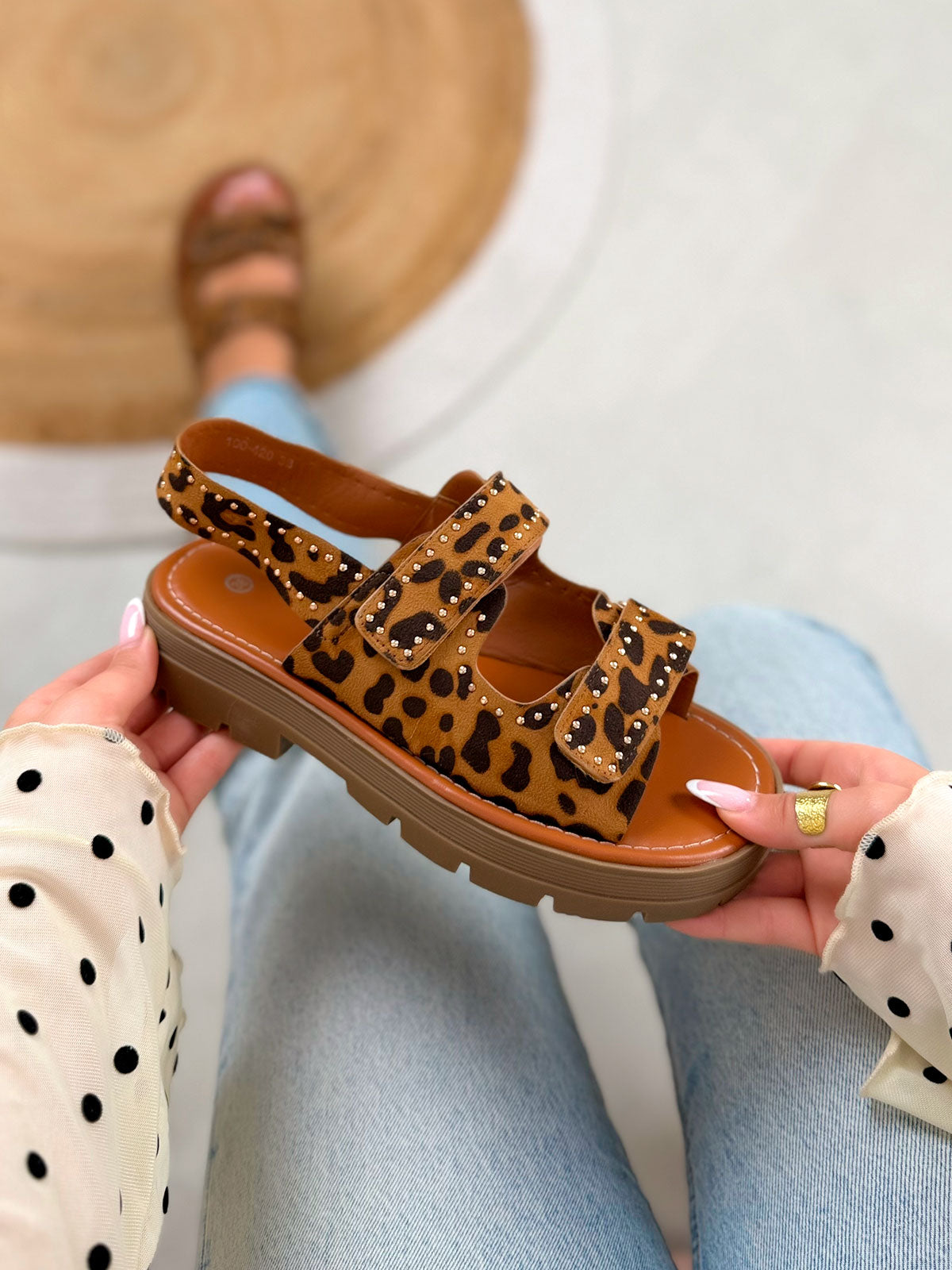 Nu-pieds femme léopard tendance à scratchs cloutés et semelle crantée