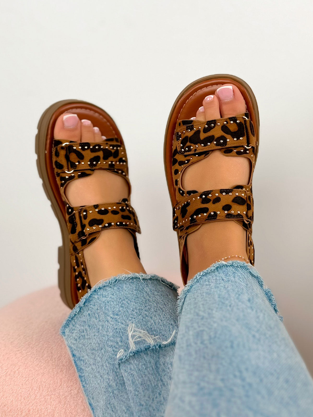 Nu-pieds femme léopard tendance à scratchs cloutés et semelle crantée